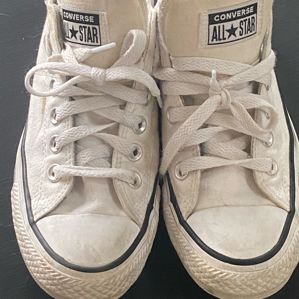 Gently worn white women’s size 7 low top Converse All Star canvas sneaker.